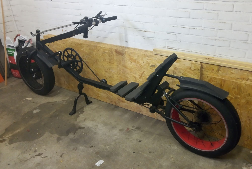 Afgemonteerde ligfiets.