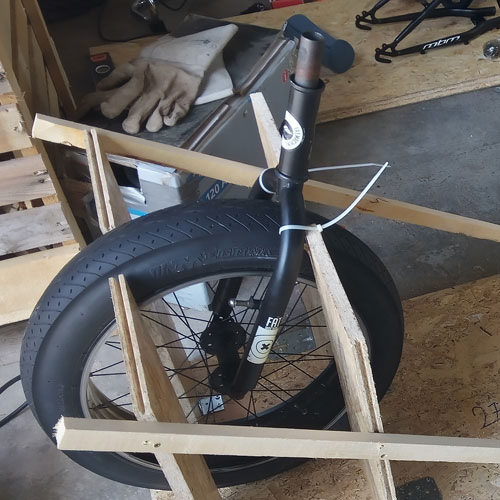 Voorwiel gefixeerd met tiewraps.